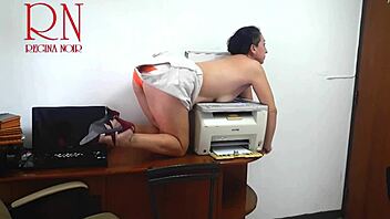 Cámara de seguridad atrapa a la secretaria tonta desvistiendo en oficina para escaneo de tetas con escáner
