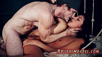 עבד ובלונדית מזיינים את ג'ינה הקטנטונת 18+