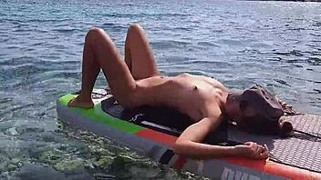 Jeg fikk den naturlige jenta mi creampied hardt på den steinige stranda