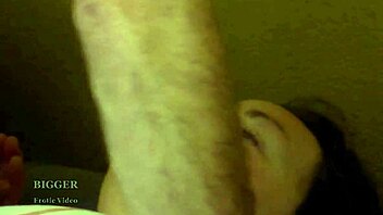 Wow! Plíží se do postele nevlastního táty!