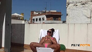 Latina Kim vruće bljeska u kraju pa jebe nasumičnog novajliju javno