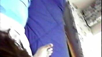 Hey, schau zu, wie ich mich ausziehe und den Freund meiner Freundin blase, bis er kommt!