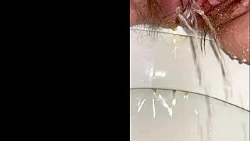 若い18+娘の毛むくじゃらマ○コがトイレでおしっこ