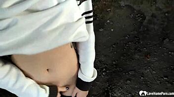 Dolgun Üvey Kız Kardeş Mahallede Sert Sikilirken Yakalanır Cumshot'larla