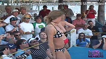 春休みに大胆になる女子大生がビキニ脱いでワイルドゲーム