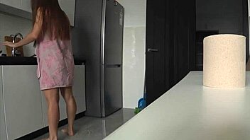 Zdradziecka żona pieprzy kumpla męża w kuchni, gdy jest sama w domu