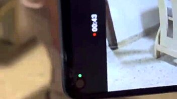 Gadis comel 18 tahun goncang porno pertama deepthroat liar natural betul!