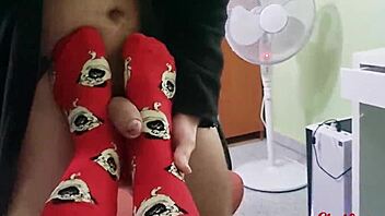 Amateur girlfriend seduces with foot fetish and gives footjob