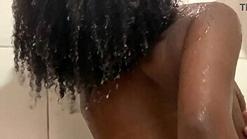 Kiara hot tar avslappende dusj og bader