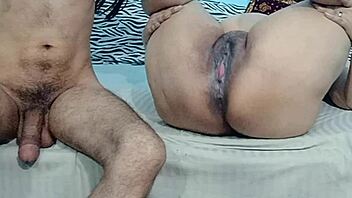 نيتو تلعب بزبي بينما أدخل أصابعي فيها مع كلام هندي قذر ساخن