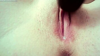 Cewek cantik 18+ cosplay sambil jari di webcam