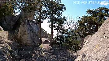 Offentlig jente med perfekt rumpe viser seg mot sjø og fjell