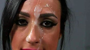 Kinky kitten vangt enorme facial en slikt elke druppel door