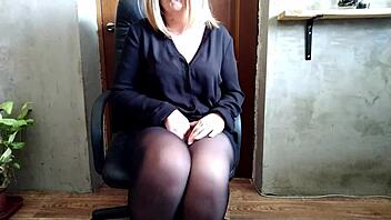 Vay be, bu sulu milf pantolon çorabında amını gösteriyor!