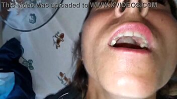 torno a casa da lavoro mia moglie mi accoglie a gambe aperte