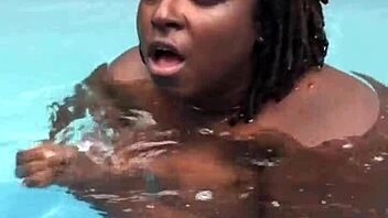 Baszom magam a medencében 😍