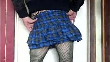 Jag är en bisexuell crossdresser som delar mina blyga hemmagjorda stunder.