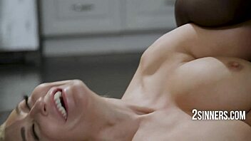 熟女用丝袜支配男孩来养他