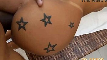 إد جونيور يضرب مؤخرة إم سي بدون واقي؟