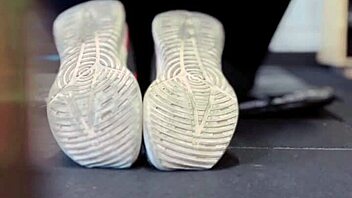 treinando na academia e ficando molhada em publico