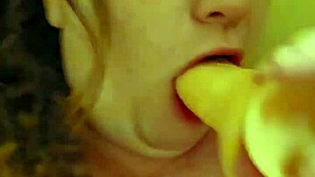 Adoro guardarla fare pompini al cazzo