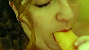 Adoro guardarla fare pompini al cazzo