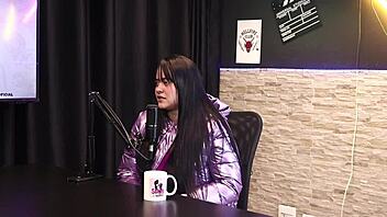 She went to take a photo with a famous person and they ended up kissing - pamela sagaz sheer red