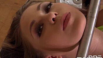 Gym Fuck Threesome Makes Selvaggia Cum in Hardcore Double Penetration