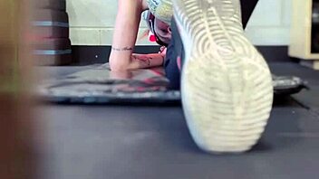 treinando na academia e ficando molhada em publico