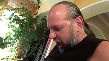 Glathårde tyske milfs får anal dobbeltpenetration og facial