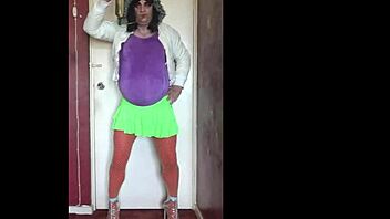 bisexual crossdresser mark loves swallowing his own piss but wants another man's piss too