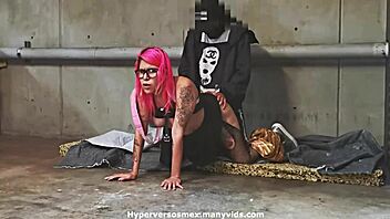 Damn! Pantat besar Latina basah kuyup cum saat seks liar publik gelandangan!