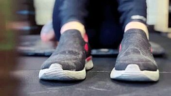 treinando na academia e ficando molhada em publico