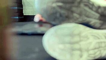 treinando na academia e ficando molhada em publico