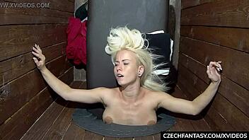 ¡Ey, mira chicas glory hole tragando corridas enormes!