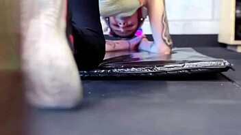 treinando na academia e ficando molhada em publico