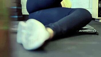 treinando na academia e ficando molhada em publico