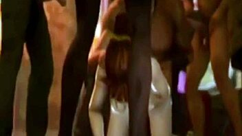 3D красотка с большими сиськами трахается в групповухе