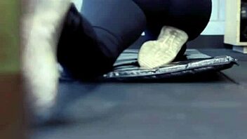 treinando na academia e ficando molhada em publico