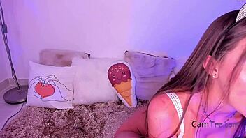 Gorgeous Babe Has Fingering Orgasm On Webcam Show