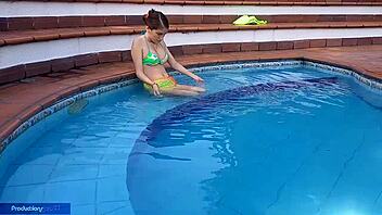 Chica inocente disfruta piscina con hermanastro chupando verga