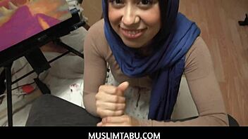 わあ、ホットヒジャブ妹ダニア・ベガックス POVフェラ… ヤバい！ 😍