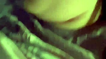 Kona med store pupper kysser elskeren sin lidenskapelig mens hun bedrar mannen