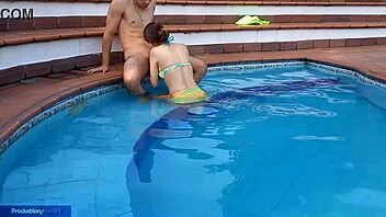 Chica inocente disfruta piscina con hermanastro chupando verga