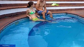 Chica inocente disfruta piscina con hermanastro chupando verga
