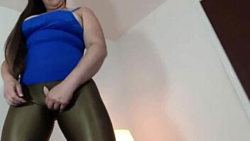 Tetona Madrastra Sucks Hijastro’s Verga with Giant Cameltoe Lust!