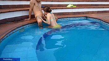 Chica inocente disfruta piscina con hermanastro chupando verga