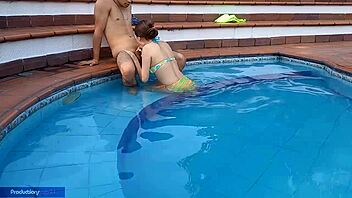 Chica inocente disfruta piscina con hermanastro chupando verga