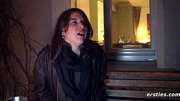 i’m obsessed, watching roesi finger herself hard on the kitchen counter!