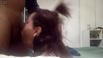 لعنة، هي تحب تمص الزب الكبير بعمق!